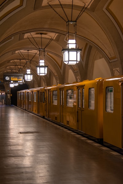 火车站黄色列车
